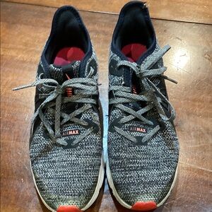 These are kids size 6Y women’s size 8 Nike airmax shoes.